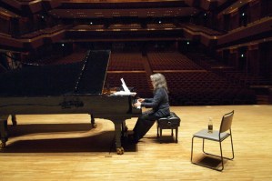 620x413xBloody-Daughter-for-web.jpg.pagespeed.ic.qvRp_r9JQD